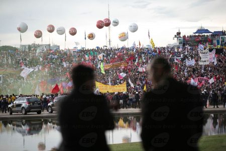 Brasília - Manifestantes entram em confronto com a polícia em frente ao Congresso Nacional (Fabio Rodrigues Pozzebom/Agência Brasil)